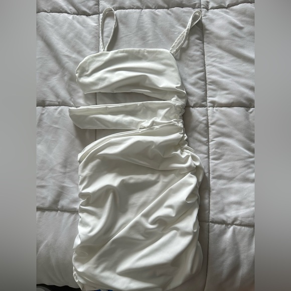 NEW White cut out body con dress. Size XSmall - Picture 5 of 7